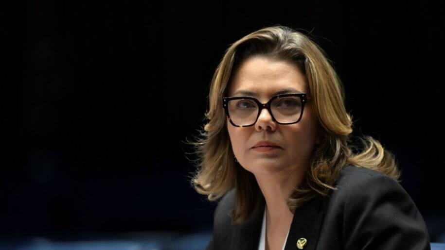 Leila Barros pede licença médica após derrota no Senado; Leany Lemos assume cargo