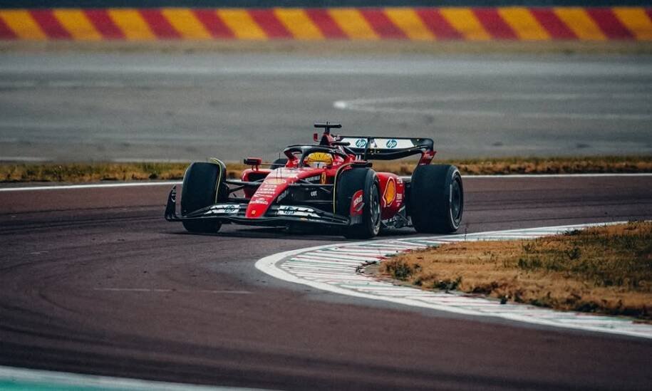 Lewis Hamilton é advertido após incidente com Gabriel Bortoleto no GP do Bahrein