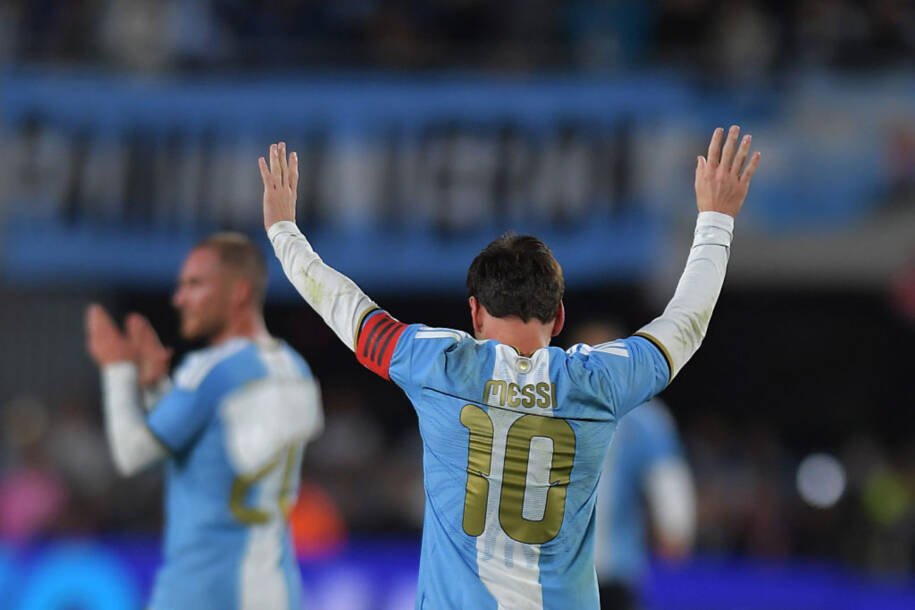 Lionel Messi marca gol e se despede da seleção argentina com vitória emocionante