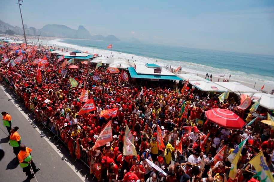 Luiz Inácio Lula da Silva realiza caminhada em Copacabana antes do 2º turno tenso