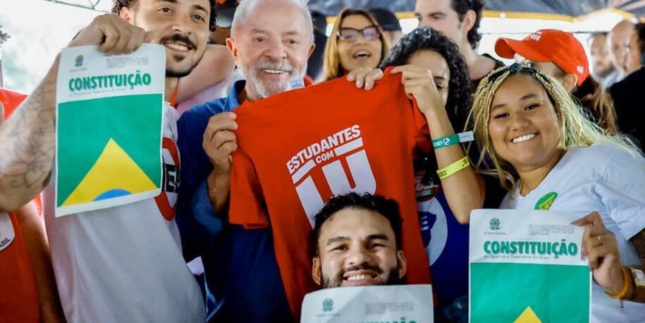 Lula anuncia programa universitário Pé de Meia com R$ 10 mil para estudantes