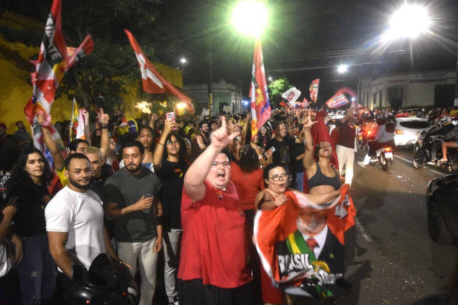Lula comemora vitória em Campo Grande, mas Flávio Bolsonaro lidera em MS