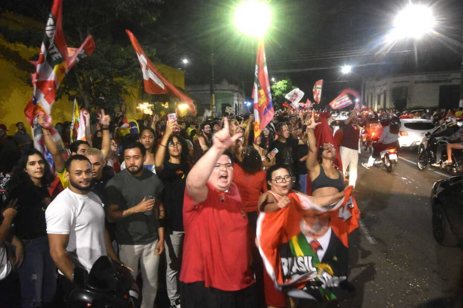 Lula comemora vitória em Campo Grande, mas Flávio Bolsonaro lidera em MS
