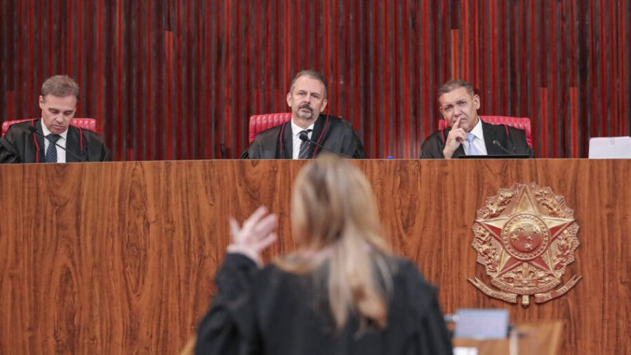 Lula conquista 313 vitórias no TSE e enfrenta Flávio Bolsonaro em disputa acirrada