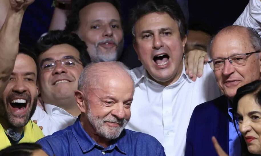 Lula conquista reeleição com 64 milhões de votos e promete regular plataformas digitais
