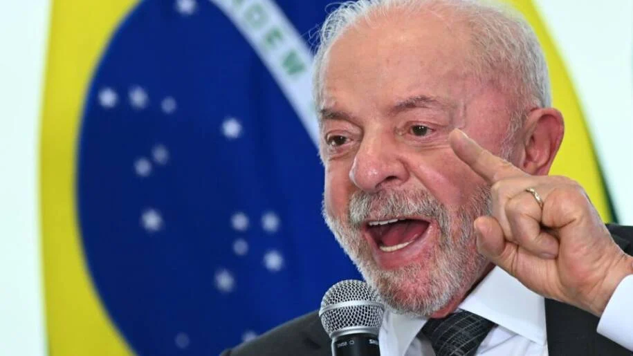 Lula critica promiscuidade da Suprema Corte após Flávio Bolsonaro liderar eleição