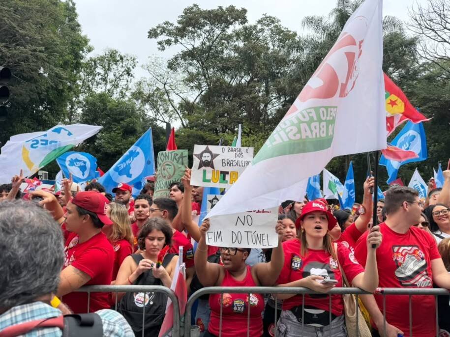 Lula defende democracia e critica Bolsonaro em ato na Avenida Paulista