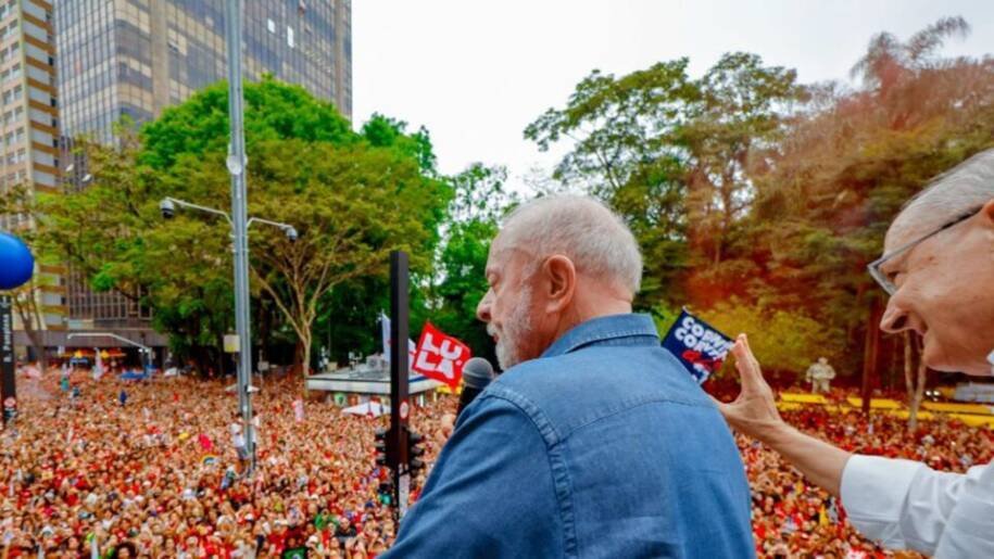 Lula e Flávio Bolsonaro lutam para reverter abstenção recorde entre pobres