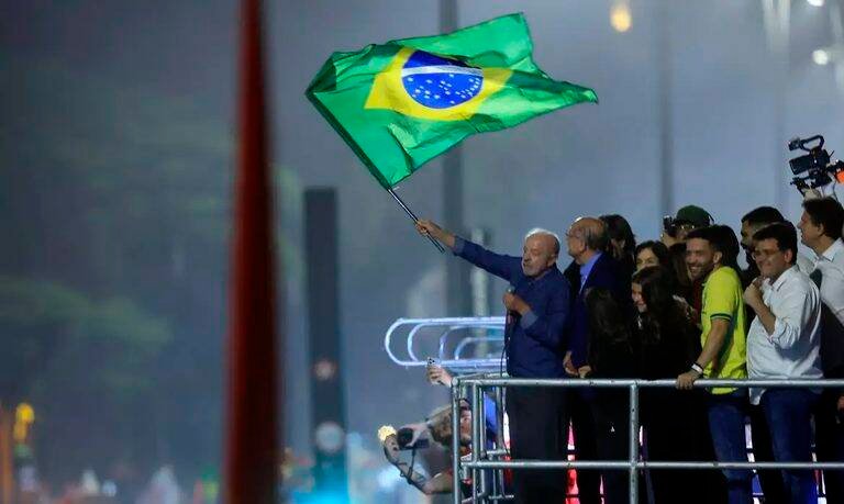 Lula é reeleito presidente do Brasil com 64 milhões de votos e promete mudanças