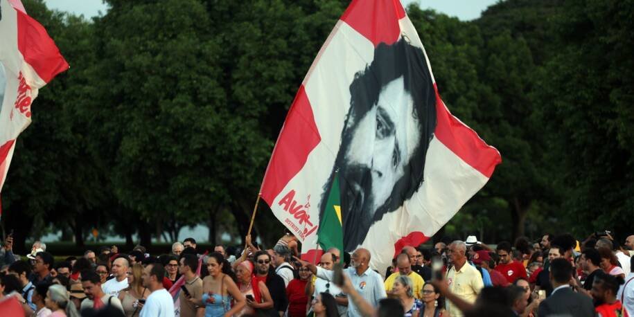 Lula emociona eleitores idosos ao completar 81 anos e celebrar conquistas