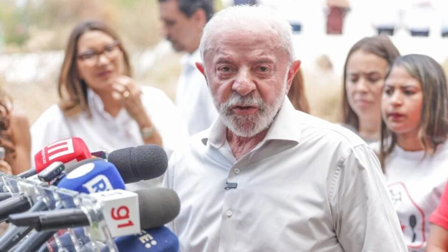 Lula ironiza Flávio Bolsonaro por apoio ao fim da escala 6×1 após pressão popular