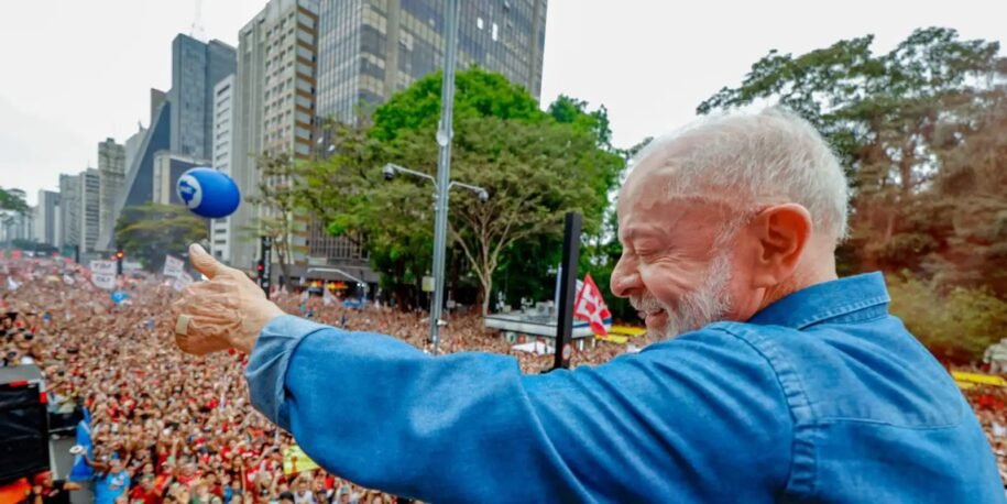 Lula lidera Marcha Pela Democracia na Avenida Paulista em ato histórico