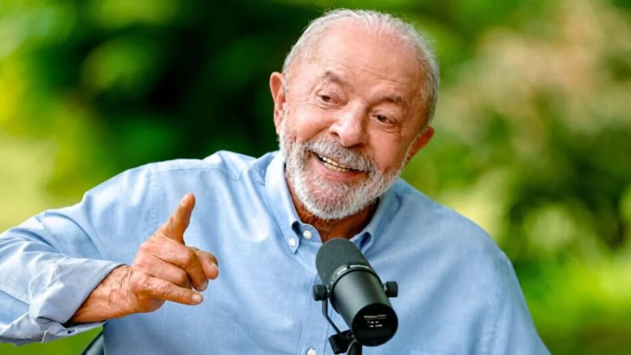 Lula promete comprar distribuidora para controlar preços de combustíveis após privatização