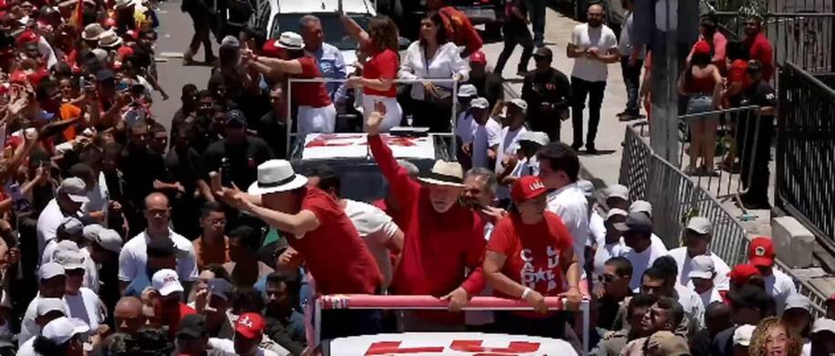 Lula questiona Flávio Bolsonaro sobre cortes de R$ 200 bilhões e defende pobres