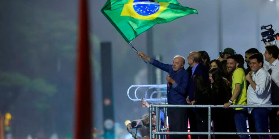 Lula recebe felicitações de Macron, Sánchez e líderes globais após reeleição