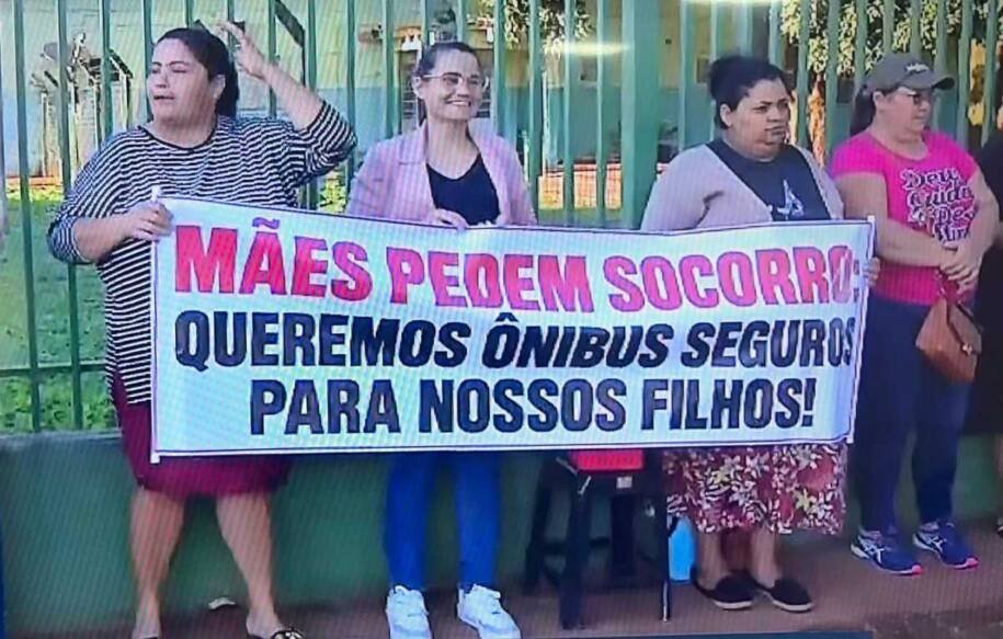 Mães de alunos protestam após roda de ônibus escolar se soltar na BR-164
