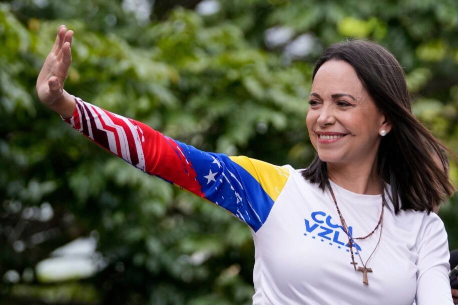 María Corina Machado prepara oposição para eleições enquanto Maduro enfrenta acusações
