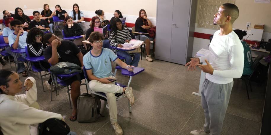MEC determina que inscritos no Enem 2026 escolham idioma até 18 de outubro