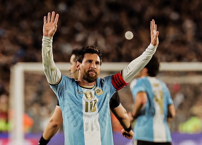 Messi se despede da seleção argentina com gol e emoção no Monumental