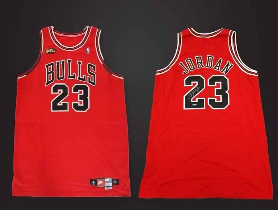 Michael Jordan quebra recorde e camisa leiloada por US$ 14 milhões choca o mundo