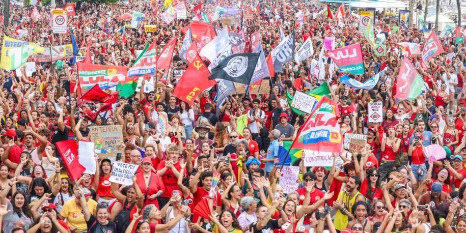 Milhares de apoiadores lotam Copacabana em ato pela reeleição de Lula