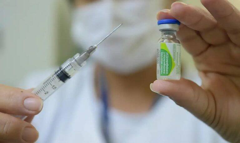 Ministério da Saúde lança painel para monitorar vacinação de adolescentes contra meningite