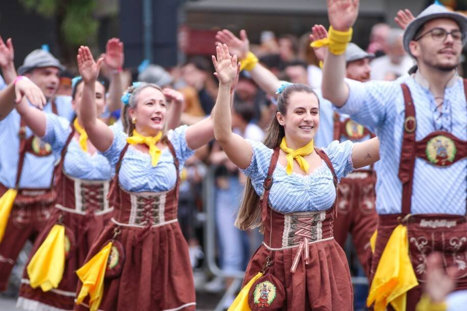 Oktoberfest Blumenau atrai 5 mil pessoas em desfile extra na Rua 15 de Novembro