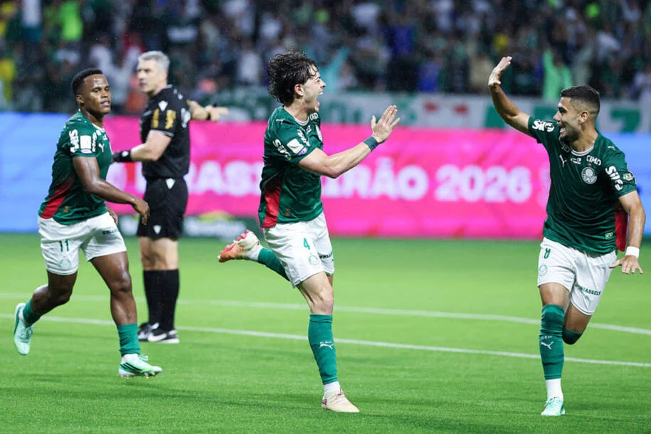 Palmeiras atropela Corinthians por 4 a 1 e mantém pressão no Flamengo na liderança