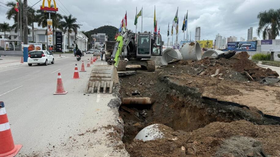 Prefeitura de Balneário Camboriú acelera obra de drenagem para evitar alagamentos