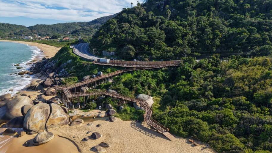 Prefeitura de Balneário Camboriú finaliza deck de 400 metros na Praia de Taquarinhas