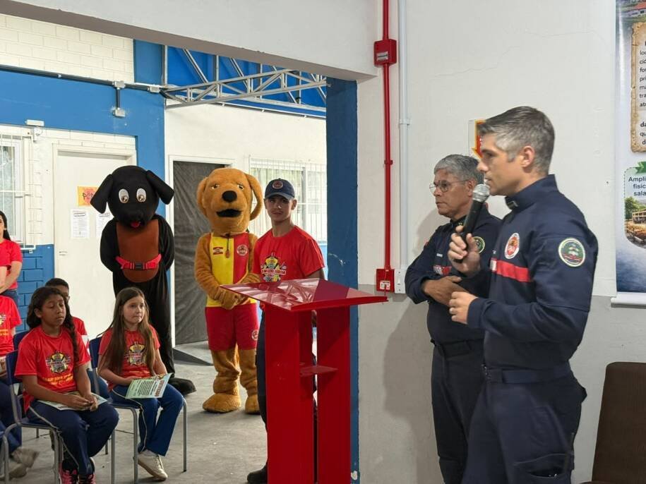 Programa Bombeiro Mirim forma 200 alunos em Balneário Camboriú com banho de mangueira