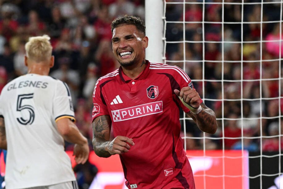 Rafael Navarro brilha com 2 gols e 2 assistências na goleada do St. Louis City SC