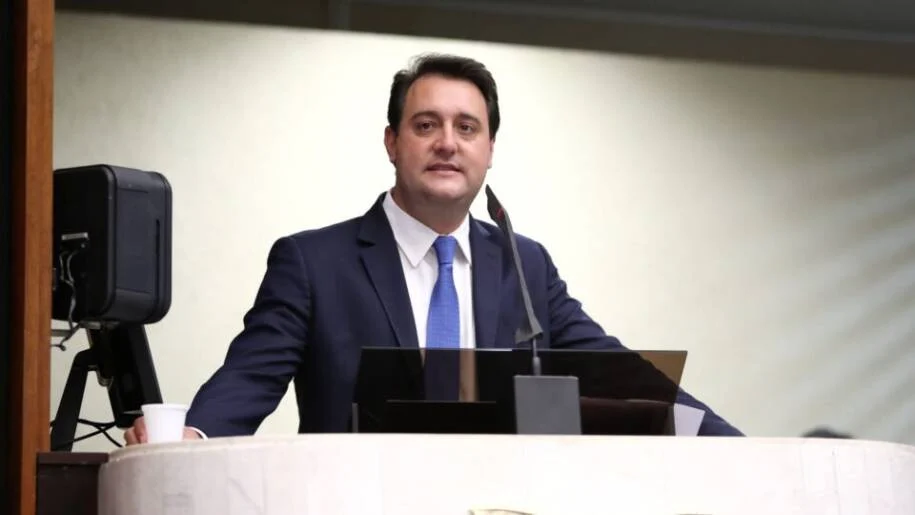 Ratinho Junior apoia Flávio Bolsonaro e ignora neutralidade do PSD na eleição