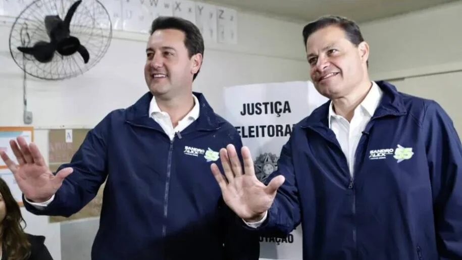 Ratinho Junior vota em Curitiba e projeta Sandro Alex para o 2º turno das eleições