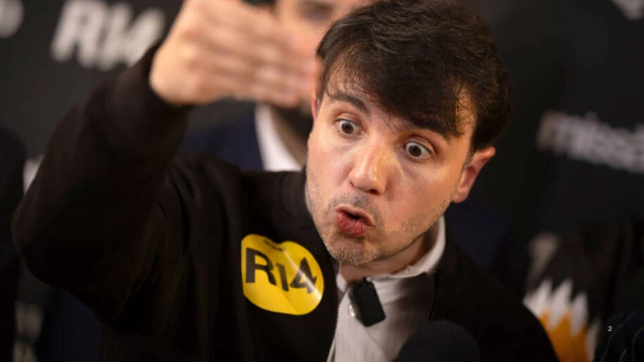 Renan Santos critica Flávio Bolsonaro e denuncia a ‘eleição mais bizarra’