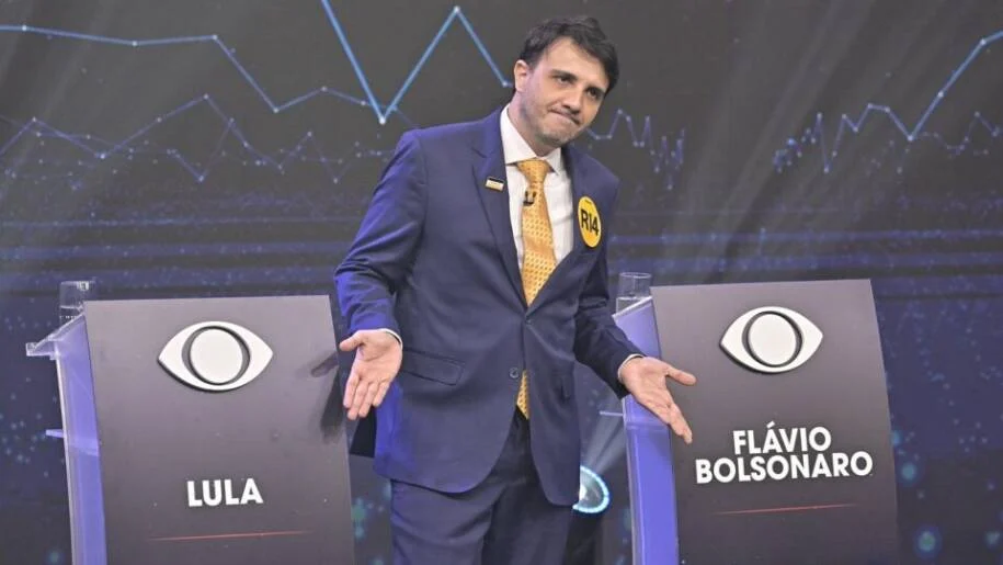 Renan Santos se abstém de votar e critica Flávio Bolsonaro em Vinhedo
