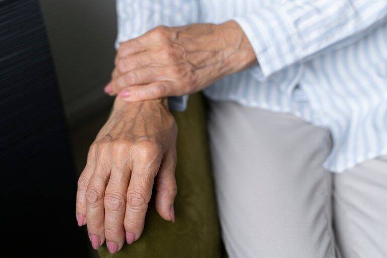 Reumatologista alerta: Osteoporose pode evoluir silenciosamente e causar fraturas