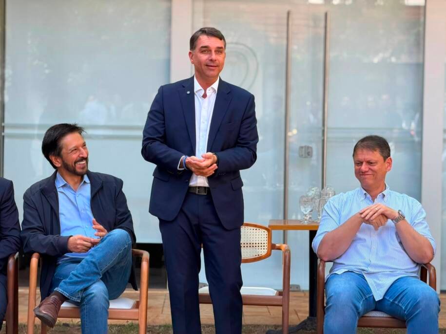 Ricardo Nunes rejeita apoio a Flávio Bolsonaro após carta golpista e fuga