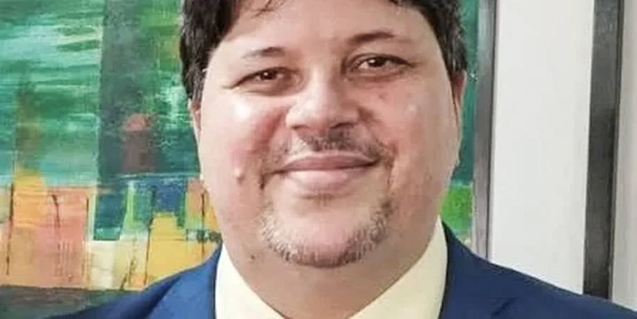 Rogério Tomaz Jr. é deportado da Argentina após críticas a Milei e proibição de reingresso
