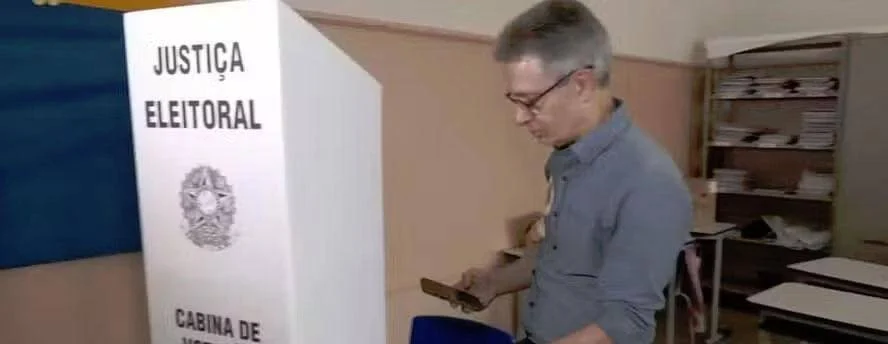 Romeu Zema deve apoiar Flávio Bolsonaro e é flagrado com celular na votação
