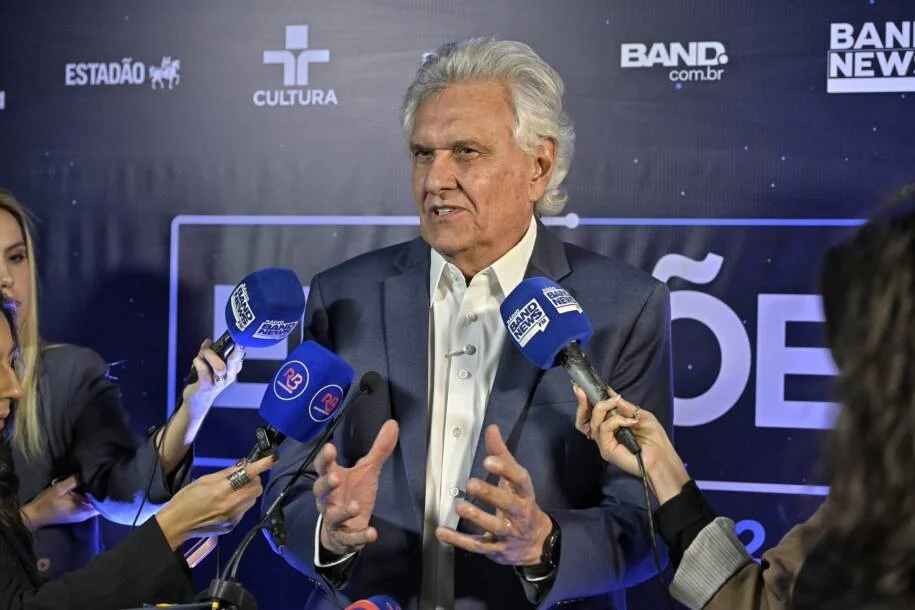 Ronaldo Caiado formaliza apoio a Flávio Bolsonaro e entrega agenda de ‘convergência’