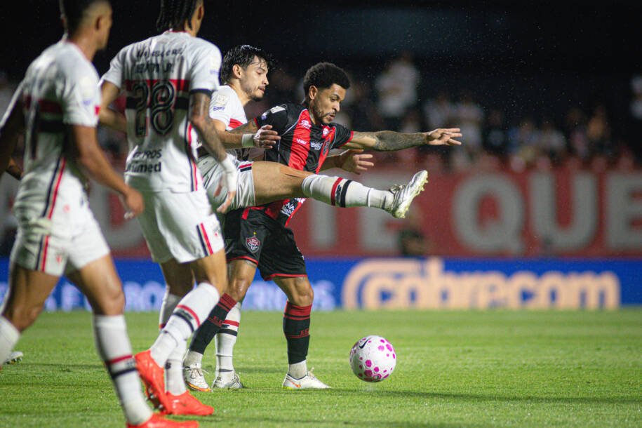 São Paulo supera o Vitória com Calleri decisivo e Lucas Moura em retorno emocionante