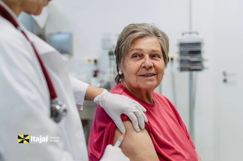Secretaria de Saúde de Itajaí libera vacina Pneumo 20 para idosos acima de 85 anos