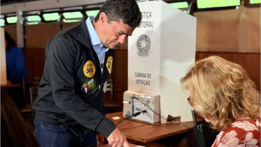 Sergio Moro vota em Curitiba e defende Deltan Dallagnol como candidato ao Senado
