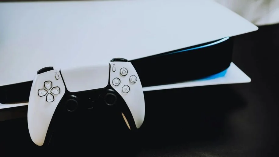 Sony lança QSSR para PS5 base e promete melhorias visuais em jogos icônicos