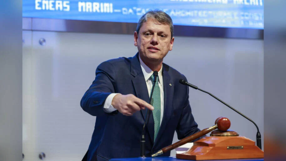 Tarcísio de Freitas conquista reeleição histórica em SP com 62,65% dos votos