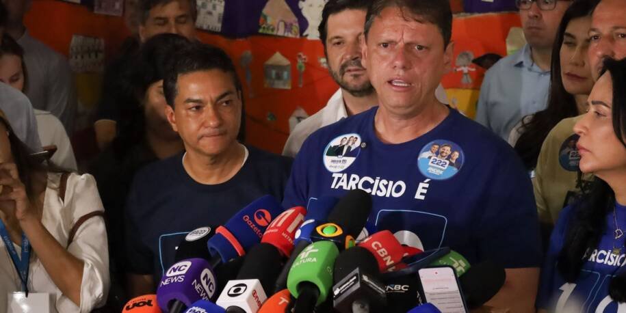 Tarcísio de Freitas é reeleito em SP e promete enfrentar desafios como a cracolândia