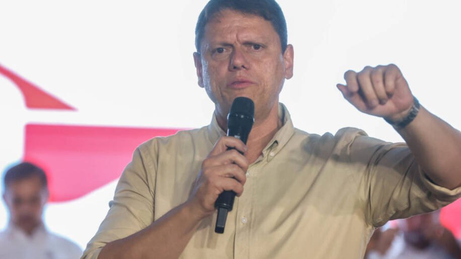 Tarcísio de Freitas é reeleito em SP e se distancia de Flávio Bolsonaro após derrota
