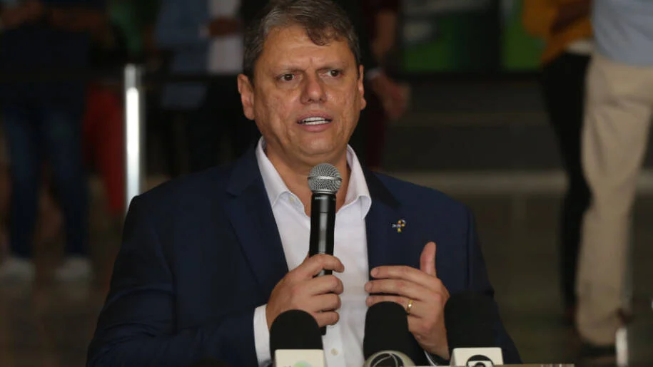 Tarcísio de Freitas reconhece vitória de Lula e cobra responsabilidade fiscal urgente