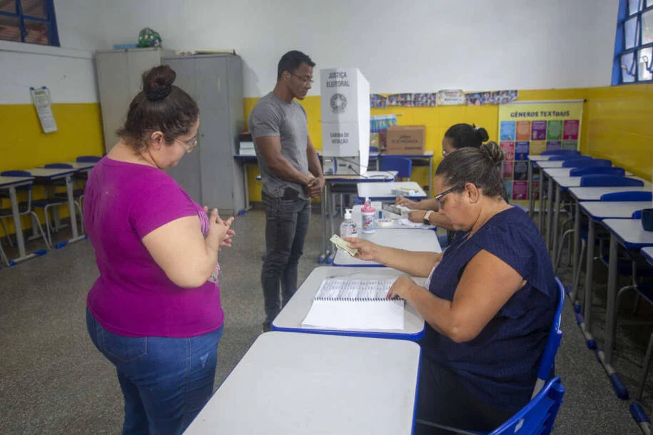 TRE-MS registra problemas em 38 urnas; Flávio Bolsonaro vence com 59,60% no Estado